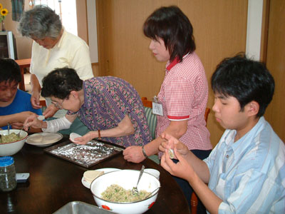 皆で餃子を包んでいます。No1