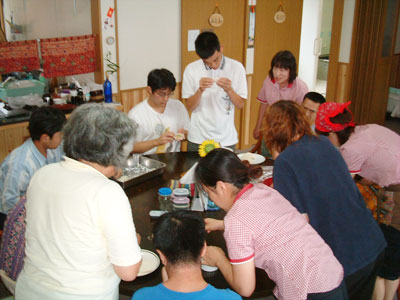 皆で餃子を包んでいます。No2