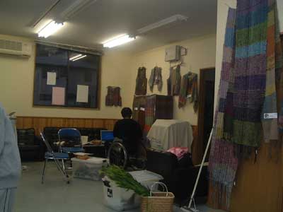 織物の展示に四苦八苦 前日準備中