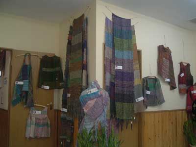 今年は織物に製作者の名札がついています 前日の準備中2