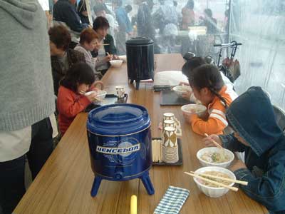 焼きそばの麺がなくなり途中から焼きうどんに! 食事の風景