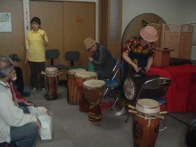 アフリカ太鼓の音が外までよく響いていました ジェンベの様子