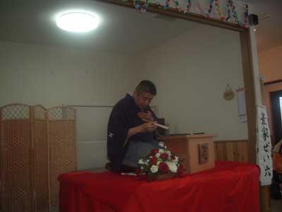 トリはこの人、雀家ぜい六さんの落語です 落語の様子